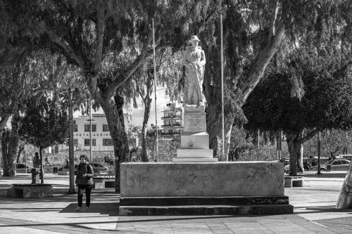Black n White -Heraklion