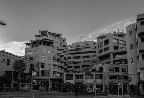Black n White -Heraklion