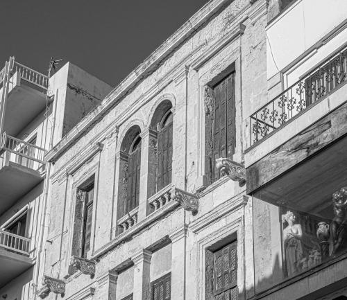Black n White -Heraklion